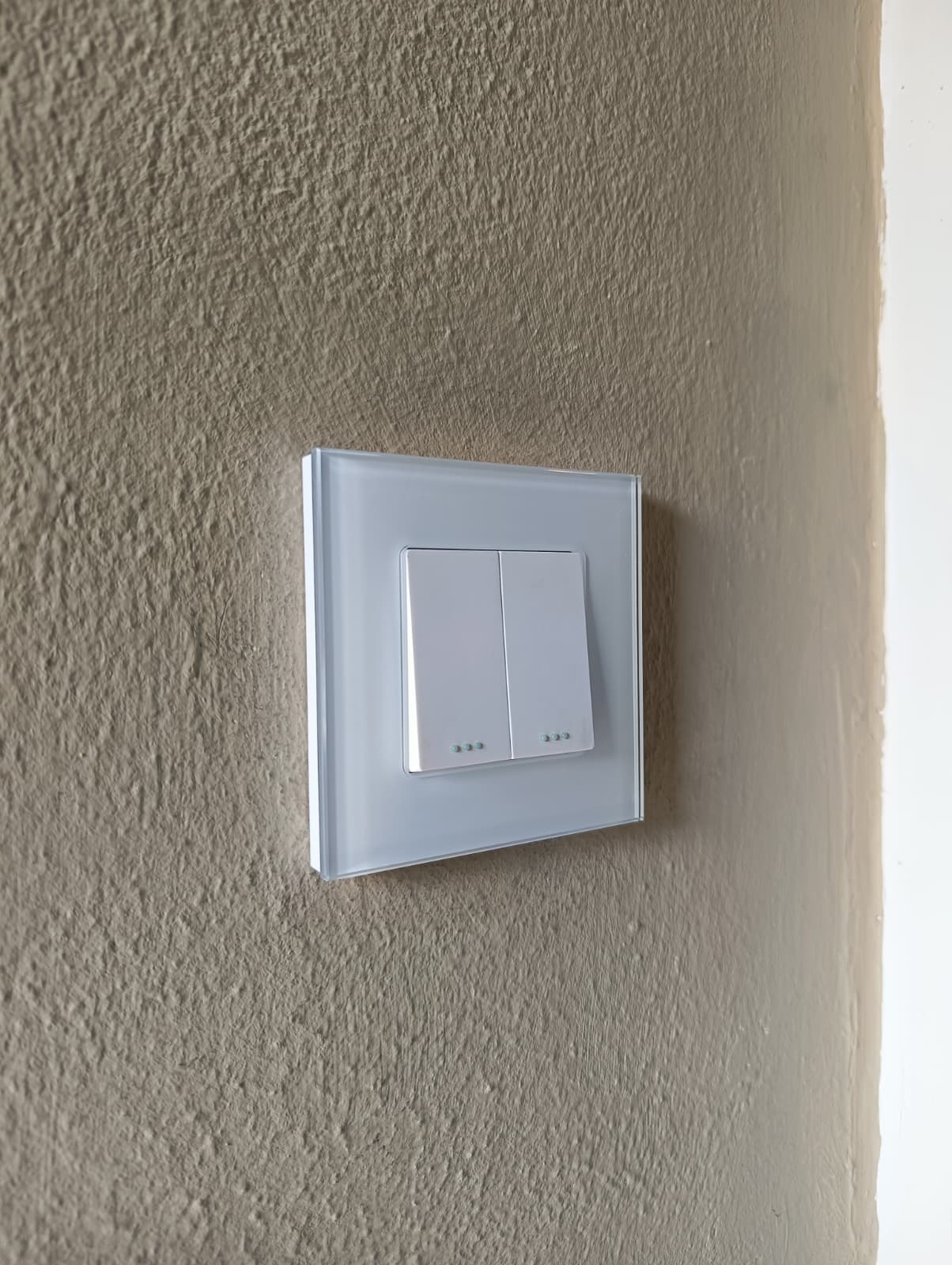 Afgewerkte lichtschakelaar op de muur
